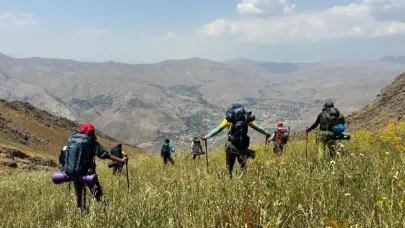 Dağcılar zirve tırmanışlarında