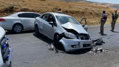 İki araç kafa kafaya çarpıştı: 7 yaralı