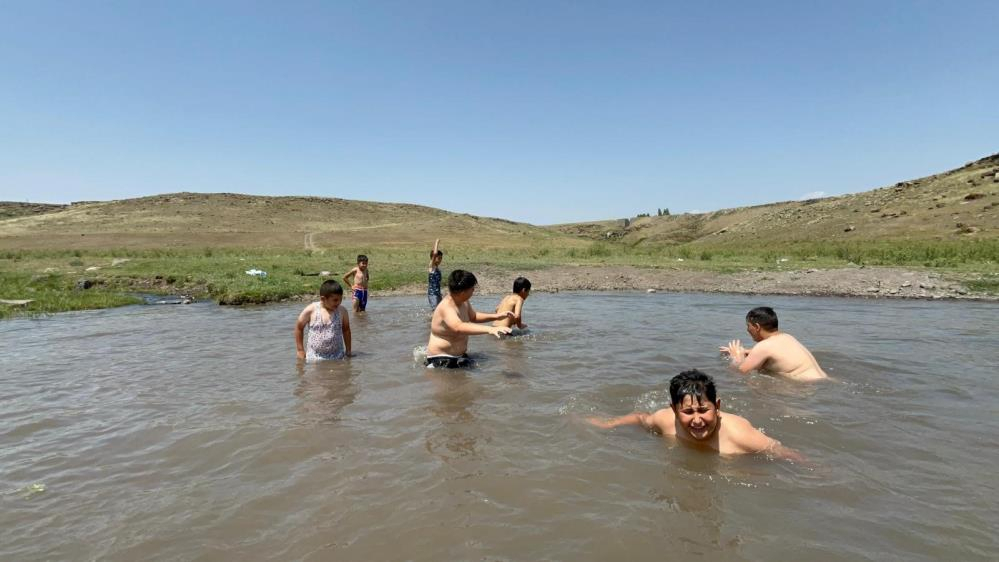 Kars’ta çocuklar derede serinledi