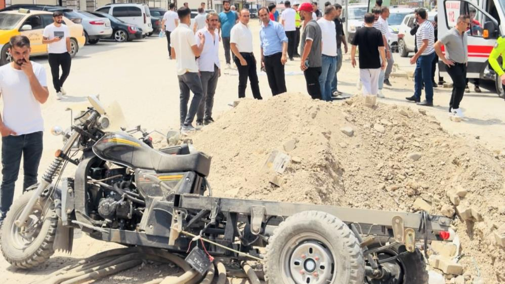 Yük motosikleti ikiye ayrıldı