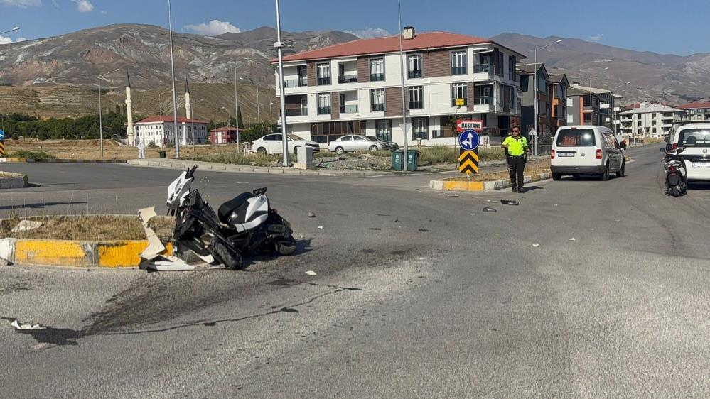 Otomobil ile elektrikli bisiklet çarpıştı