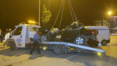 Otomobil park halindeki briket yüklü tıra çarptı
