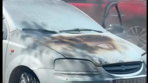 Seyir halindeki otomobilin motor kısmı yandı
