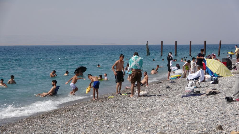 Mollakasım Halk Plajı, tatilcileri ağırlıyor