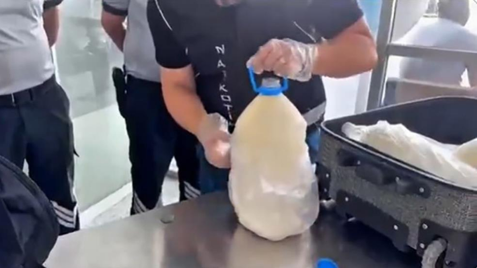 Süt şişesi içinde sıvılaştırılmış metamfetamin ele geçirildi