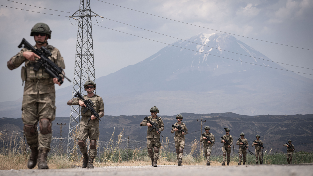 Mehmetçik sınırda yasa dışı geçişleri engelliyor