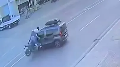 Kaza yapan motosikletteki yolcu, havada üç takla attı
