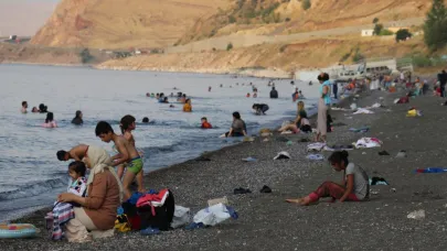 Sıcaktan bunalanlar Van Gölü'ne akın etti