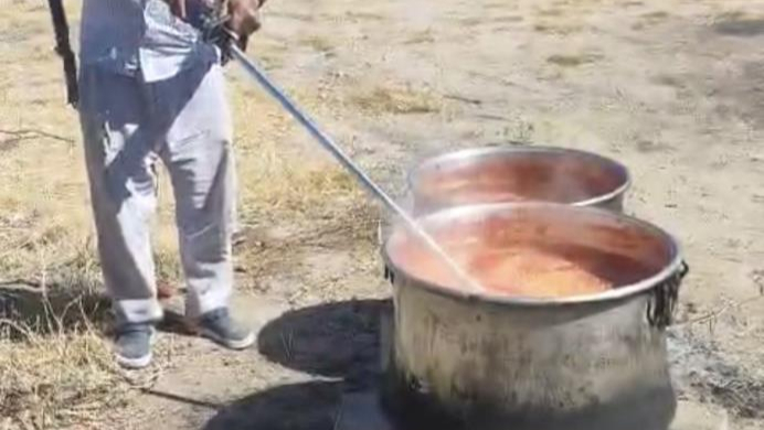 Ot biçme makinesiyle salçayı karıştırdı