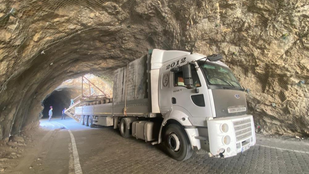 Tır, tünele sıkıştı