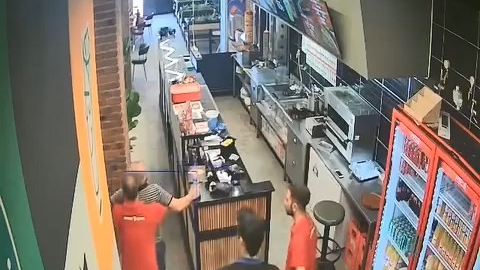 Heimlich manevrası ile müşterisini kurtardı