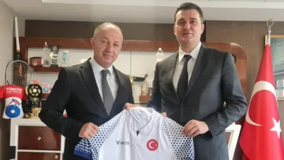Çakmur, Bölge Müdürü Günaydın’a forma hediye etti