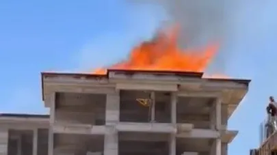 İnşaatın çatı katında yangın çıktı