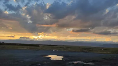 Gün doğumu gökyüzünü kızıla boyadı