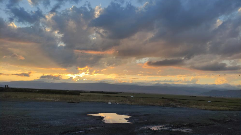 Gün doğumu gökyüzünü kızıla boyadı
