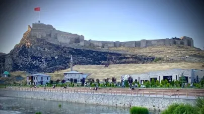 Kars Kalesi eşsiz manzarasıyla ziyaretçilerini büyülüyor