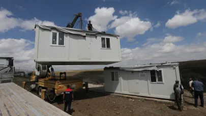 Deprem bölgesinden getirilen konteynerler Kars'ta çoban evi oluyor