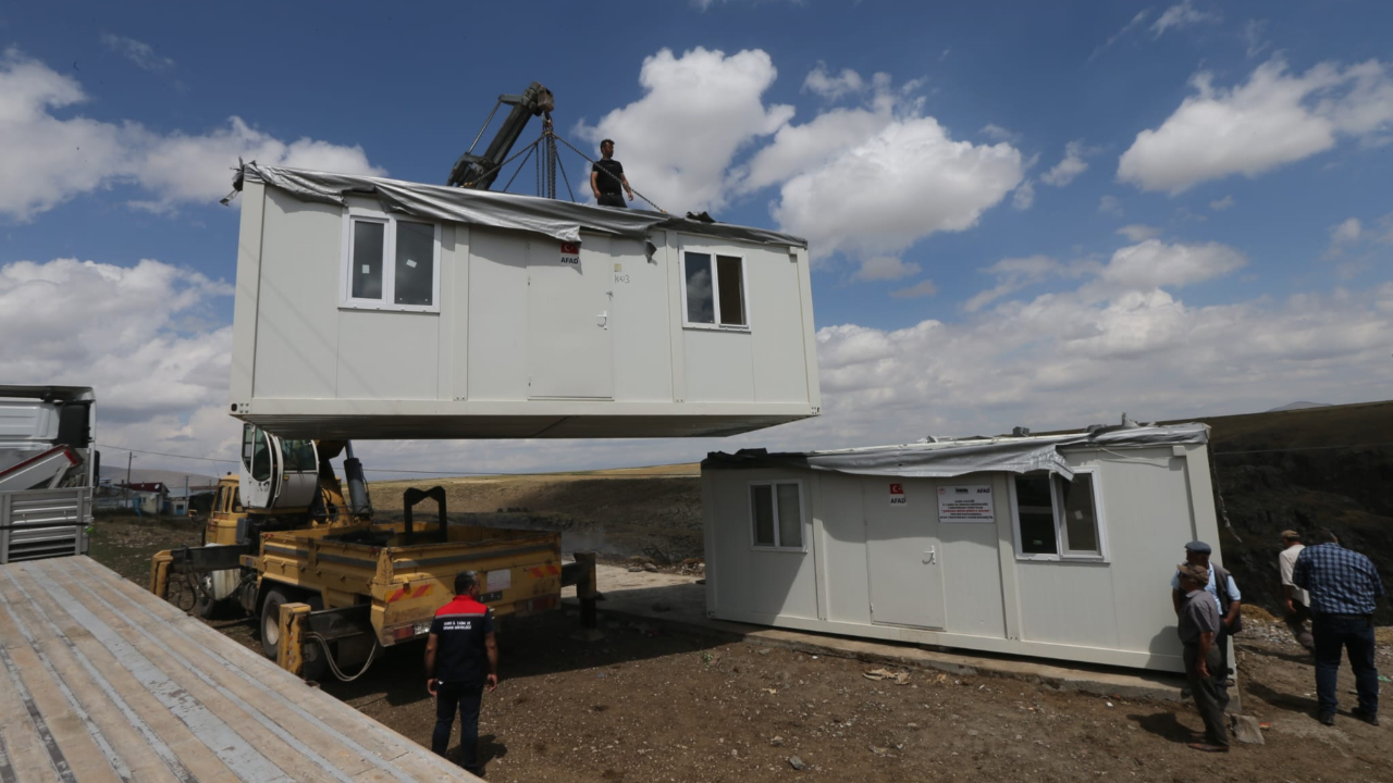 Deprem bölgesinden getirilen konteynerler Kars'ta çoban evi oluyor