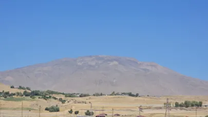 Aşırı sıcaklar Süphan Dağı’nın karını eritti