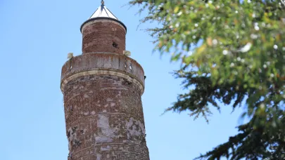 Harput'ta Pisa Kulesi'nden eğri minare görenleri şaşırtıyor