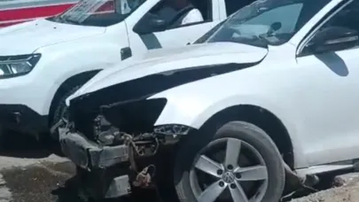 İki araç kafa kafaya çarpıştı: 2 yaralı