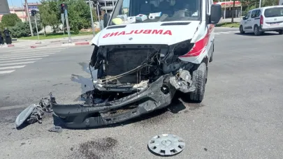 Kaza ihbarına giden ambulans kaza yaptı