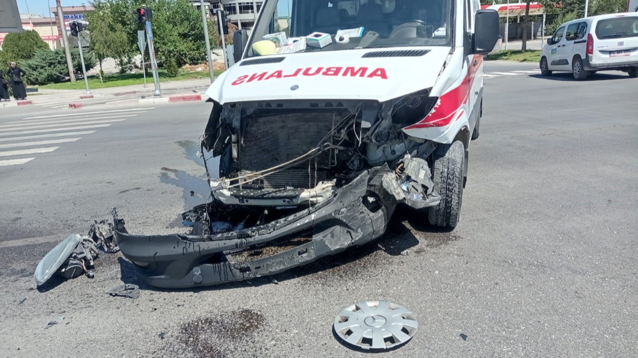 Kaza ihbarına giden ambulans kaza yaptı