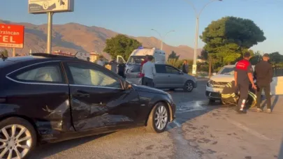 İki otomobil çarpıştı: 2 yaralı