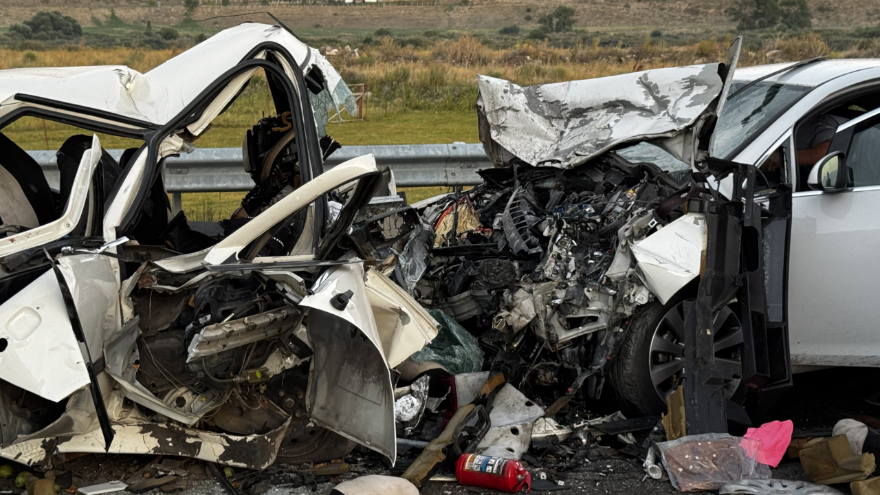 İki otomobilin çarpıştığı kazada 4 kişi öldü, 4 kişi yaralandı