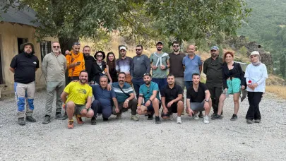 Yüksekovalı dağcılar Irak sınırında doğa yürüyüşü yapıp yüzdüler