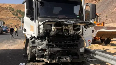 Kamyon ve kamyonet kafa kafaya çarpıştı, 3 kişi yaralandı