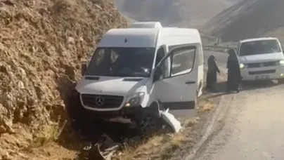 Minibüs kaza yaptı, 18 yolcu ölümden döndü