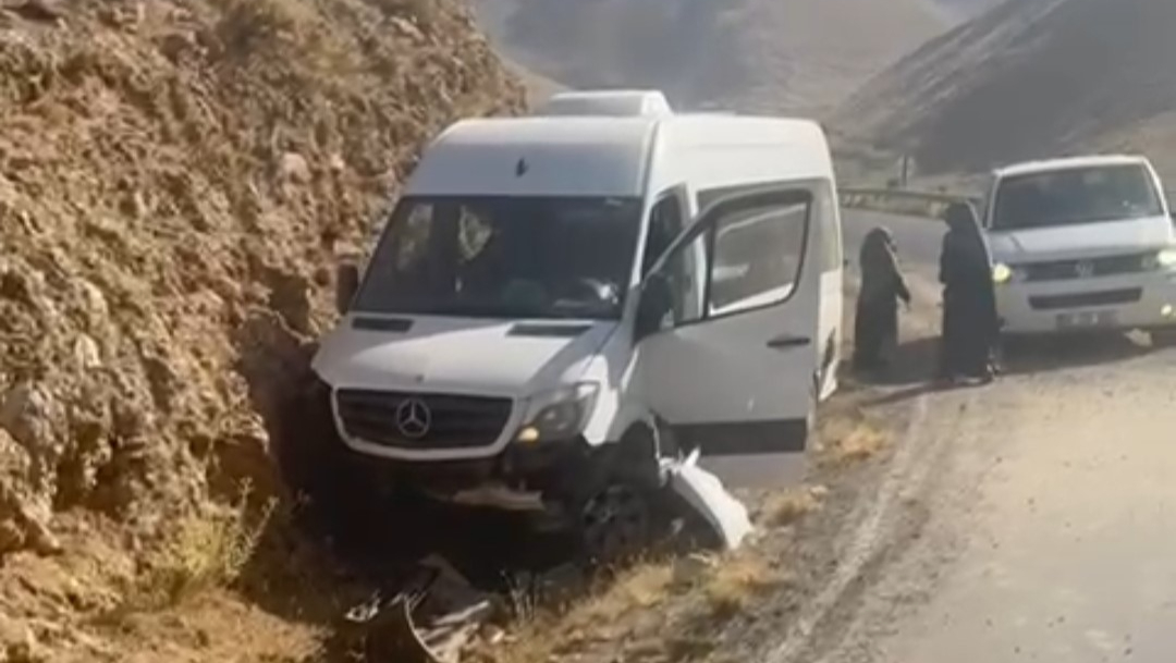 Minibüs kaza yaptı, 18 yolcu ölümden döndü