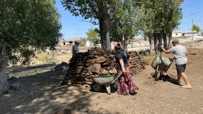 Kars’ta köylülerin kışlık tezek mesaisi başladı