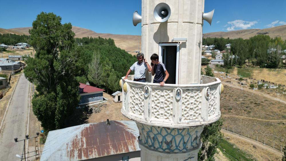 Telefonla konuşmak için minareye çıkıyorlar