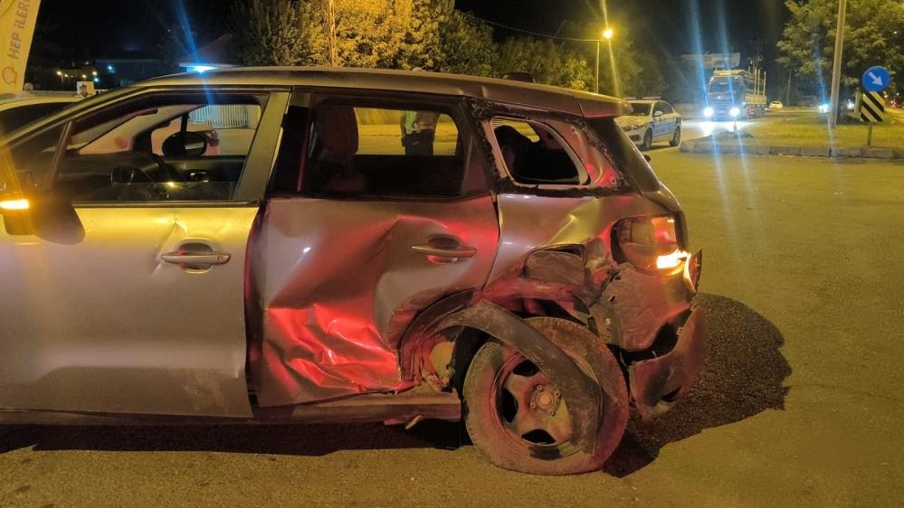 İki otomobil çarpıştı: 4 yaralı