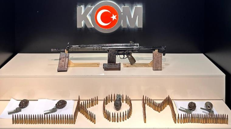 Van'da bir evde 5 el bombası ile 2 tüfek ele geçirildi
