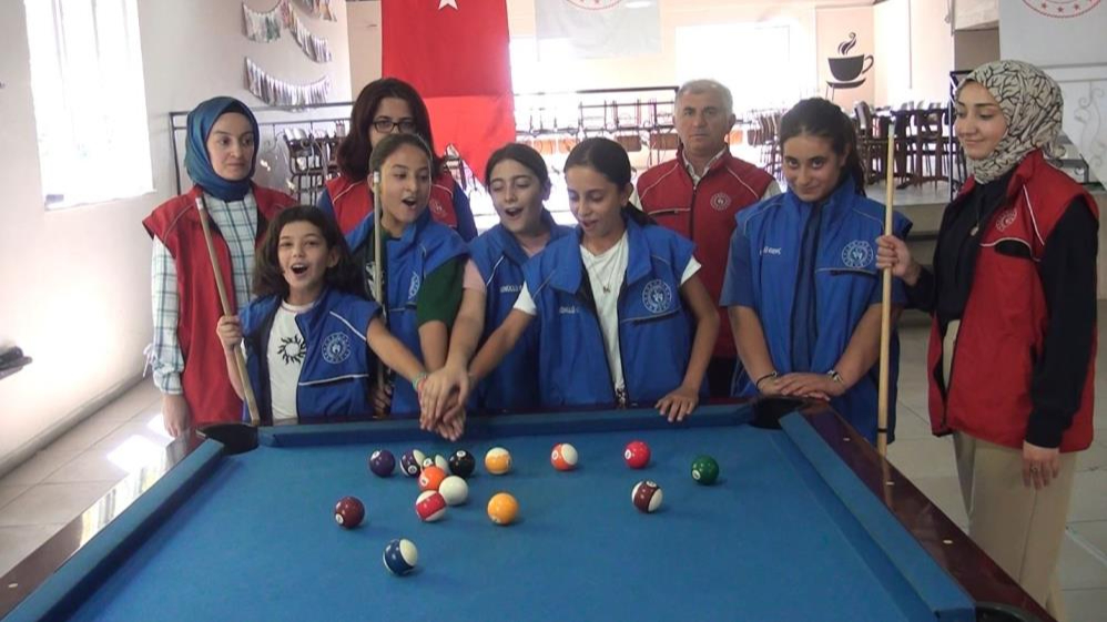 Genç kızlardan bilardo kursuna yoğun ilgi