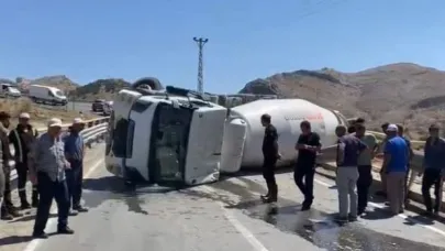 Beton mikseri devrildi sürücüsü yaralandı