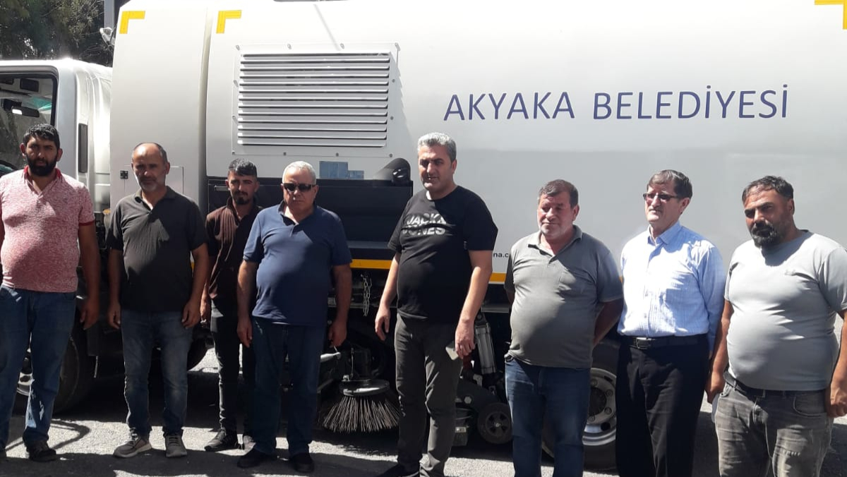 Yol süpürme aracı Akyaka’ya geldi