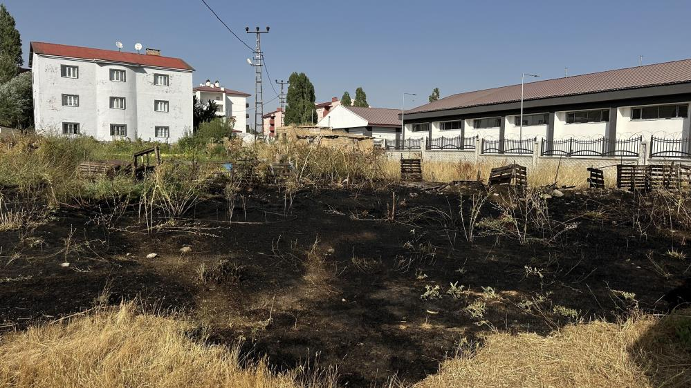 Anız yangını paniğe yol açtı