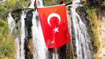 Muradiye Şelalesinde dev Türk bayrağı açıldı
