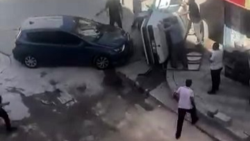 Kaza yapan otomobil yan yattı