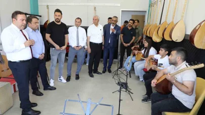 Ağrı Vali Yardımcısı Karataş, Eleşkirt Gençlik Merkezini ziyaret etti