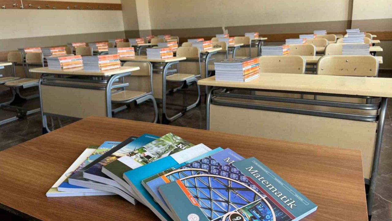 519 bin 210 ders kitabı öğrencilerin sıralarına bırakıldı