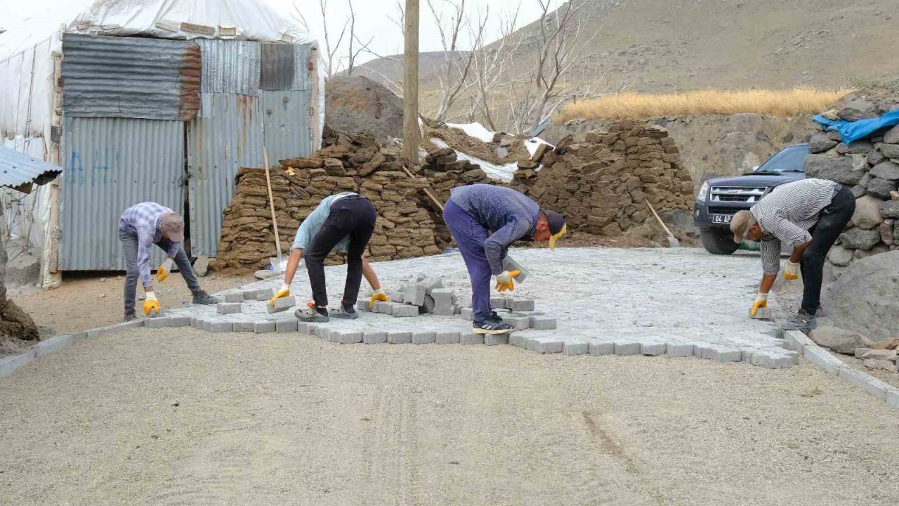 Köy yollarında asfalt ve kilit parke çalışmaları tamamlandı