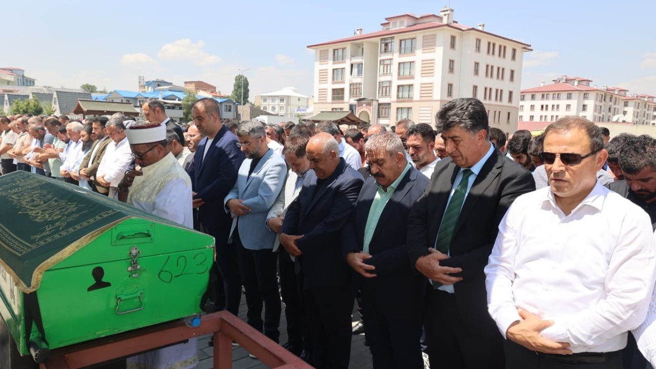 Başkan Akpunar’ın annesi toprağa verildi