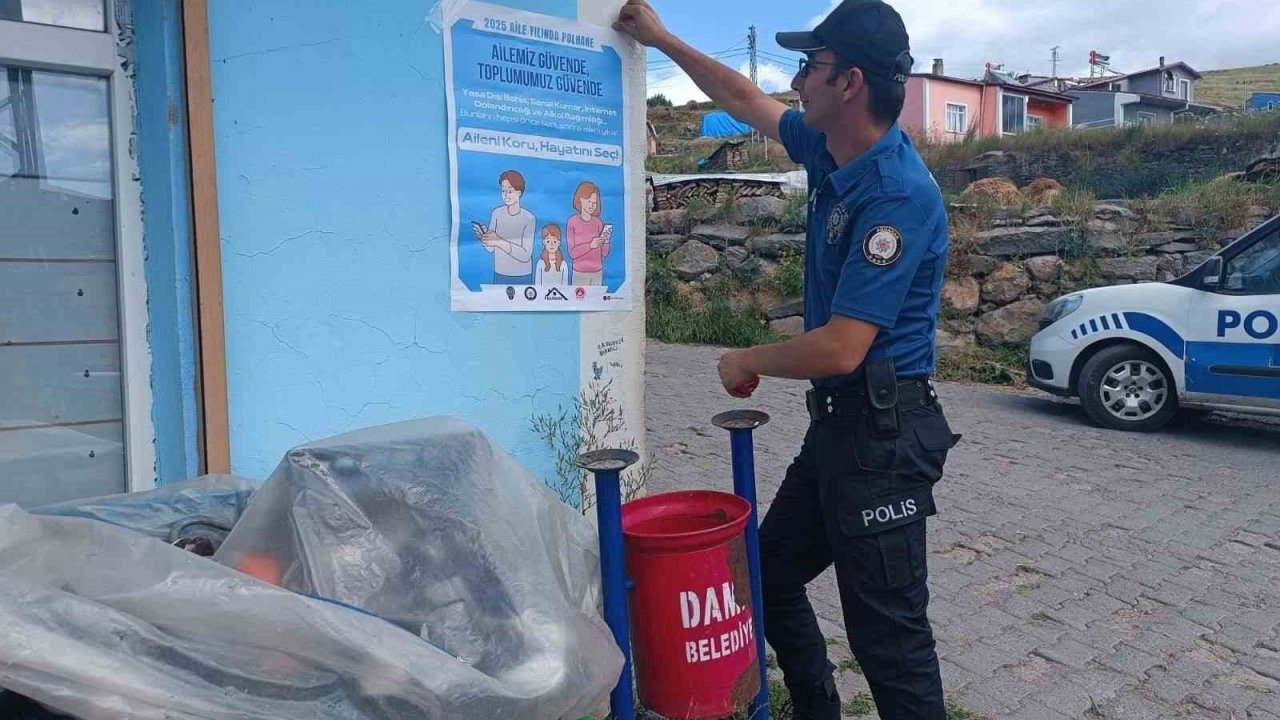 Polis ekipleri vatandaşa bilgilendirici broşür dağıttı