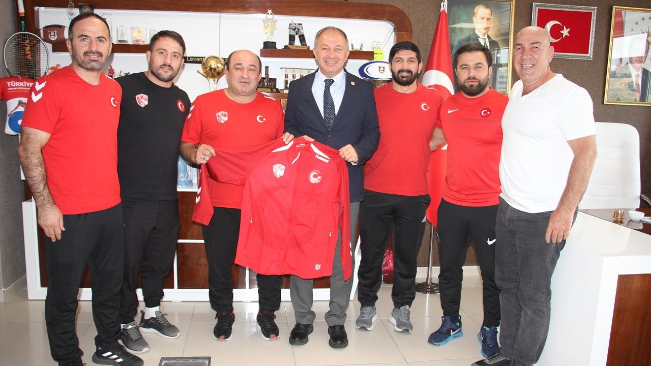 Müdür Çakmur’a, Güreş Milli Takımı forması hediye edildi
