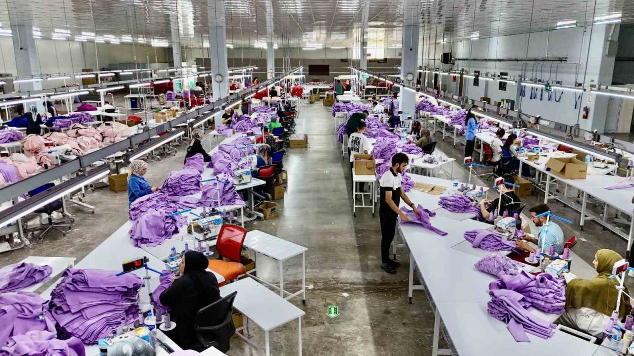 Tekstil fabrikası yüzlerce kadına ve engelli bireye iş fırsatı sundu